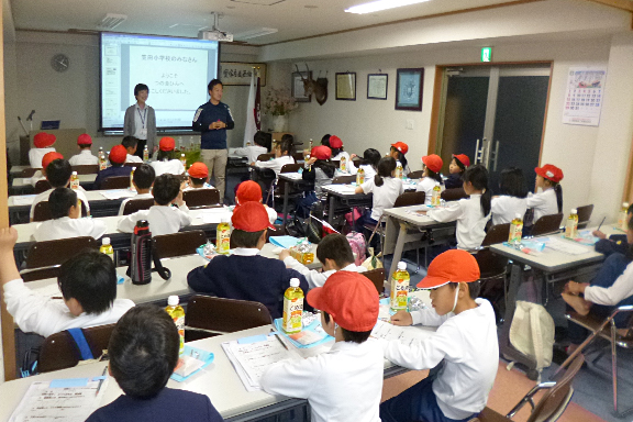 地元小学生による工場見学の写真